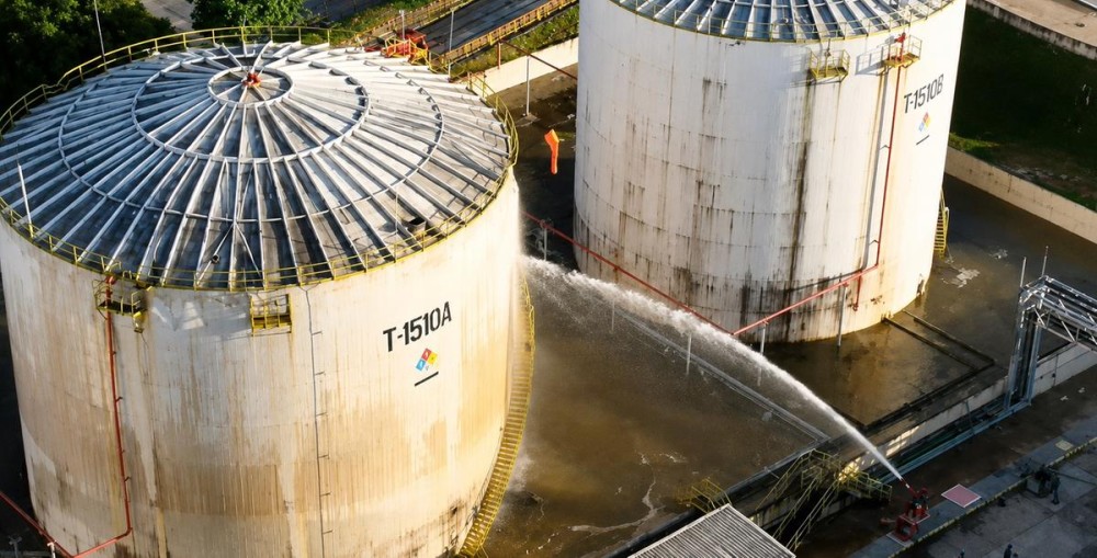 Vazamento de gás: Bombeiros mantêm resfriamento para evitar novo superaquecimento do tanque