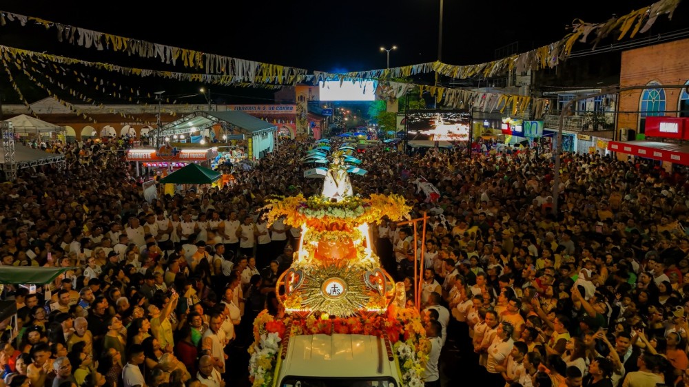 Fé move milhares de fiéis na procissão de Nossa Senhora do Carmo