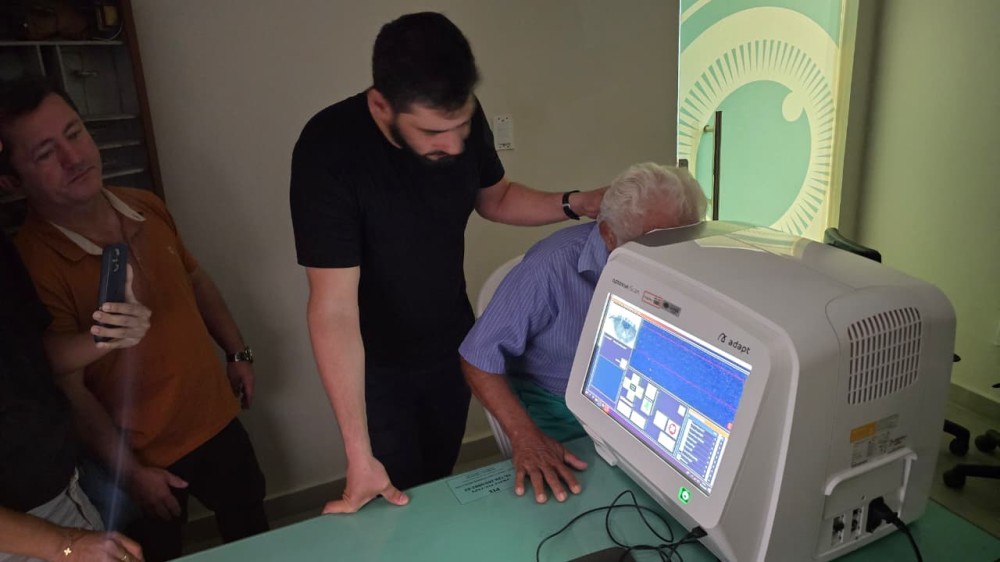 Parceria entre a Prefeitura e a Fundação Piedade Cohen leva exames oftalmológicos de alta tecnologia para idosos em Parintins