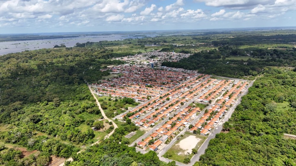 Prefeito Mateus Assayag assina termo que transfere Residencial Parintins ao município e garante moradia para cerca de 1.500 famílias