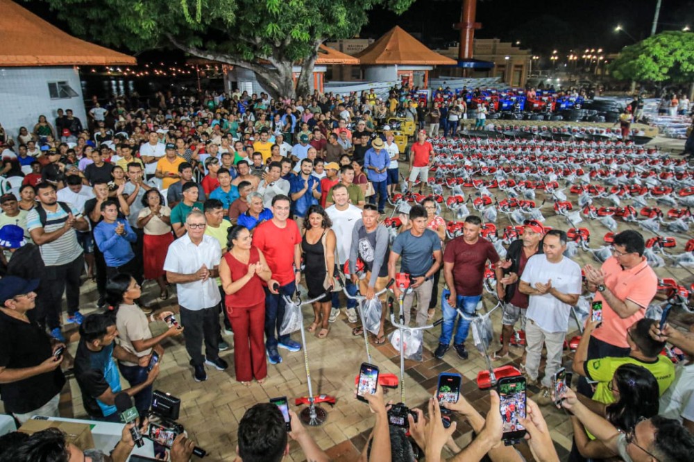 Prefeitura de Parintins entrega mais de 700 máquinas e equipamentos para a zona rural