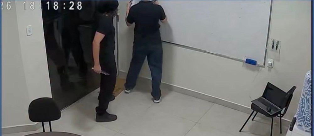 Adolescente que esfaqueou professor é apreendido pela Polícia Civil