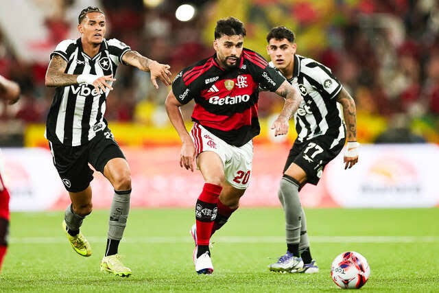 Flamengo vence clássico com Botafogo e segue na cola do líder Palmeiras