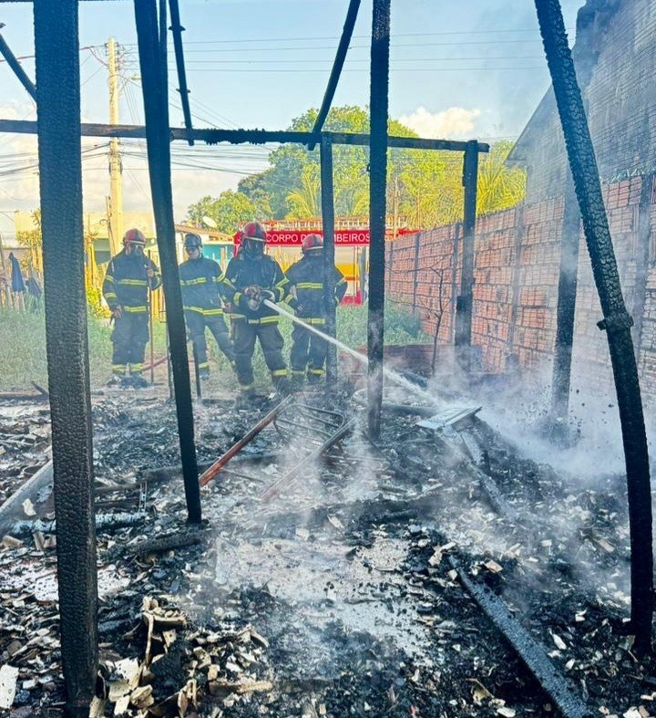 Incêndio destrói residência e deixa família com perda total em Parintins