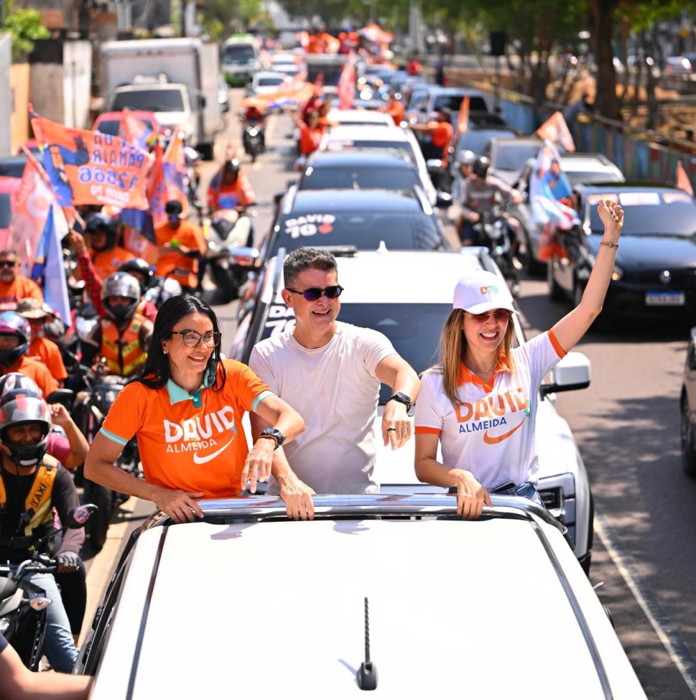 David Almeida recebe apoio da população em grande carreata pelas ruas de Manaus