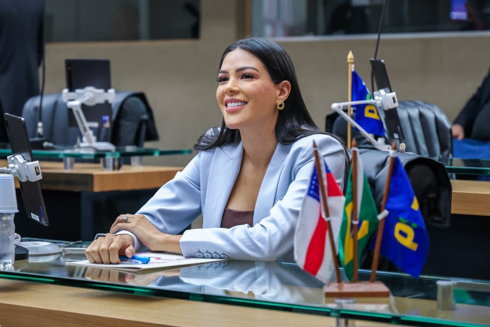 Deputada Mayra Dias se destaca entre as deputadas mais propositivas da ALEAM