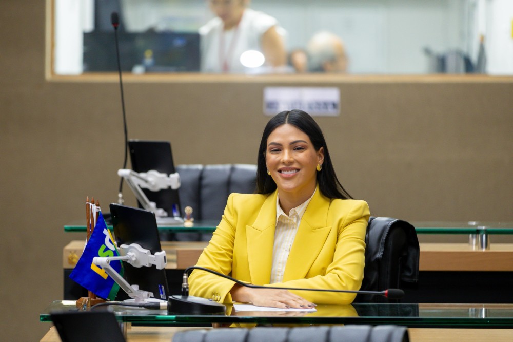 Mayra Dias propõe documento para reconhecer e garantir prioridade a mães atípicas no Amazonas