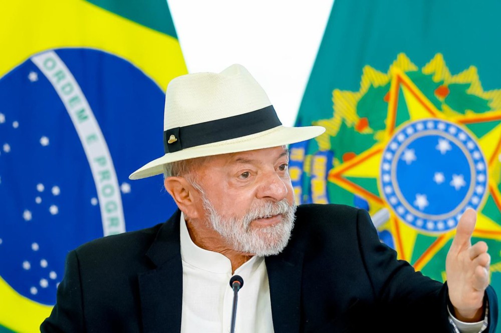 Governo Lula libera aeronaves para combater incêndios perto de Manaus