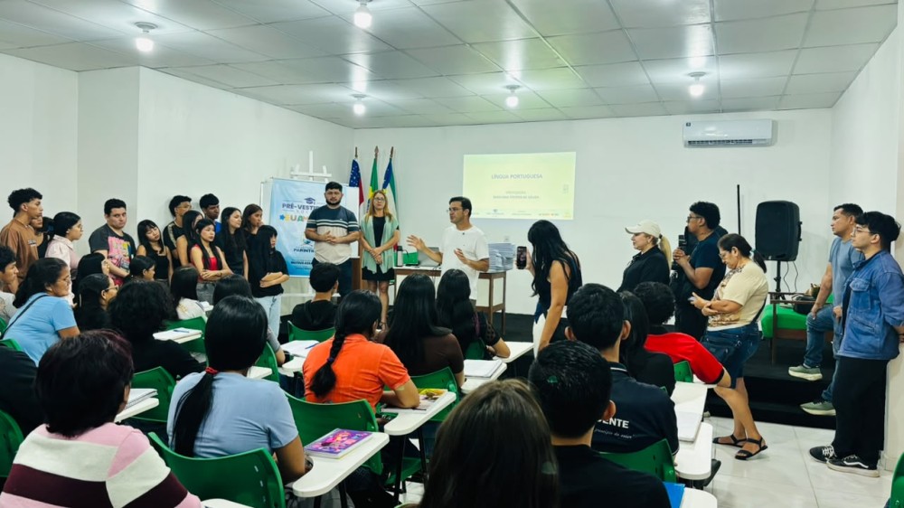 Prefeito Mateus Assayag compartilha trajetória e incentiva alunos do cursinho Eu Amo Parintins