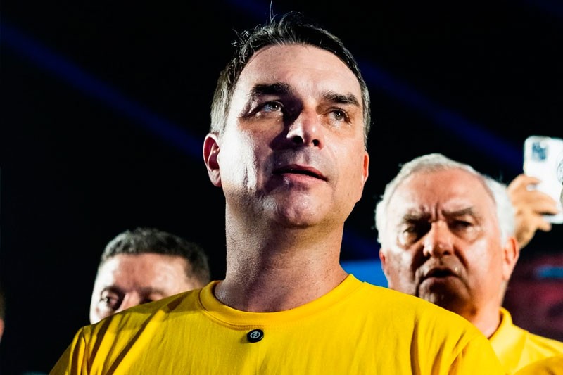 Flávio Bolsonaro reitera promessa de acabar com reeleição para presidente