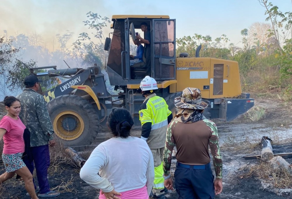Prefeitura de Parintins participa de força-tarefa do Corpo de Bombeiros para combater incêndios florestais
