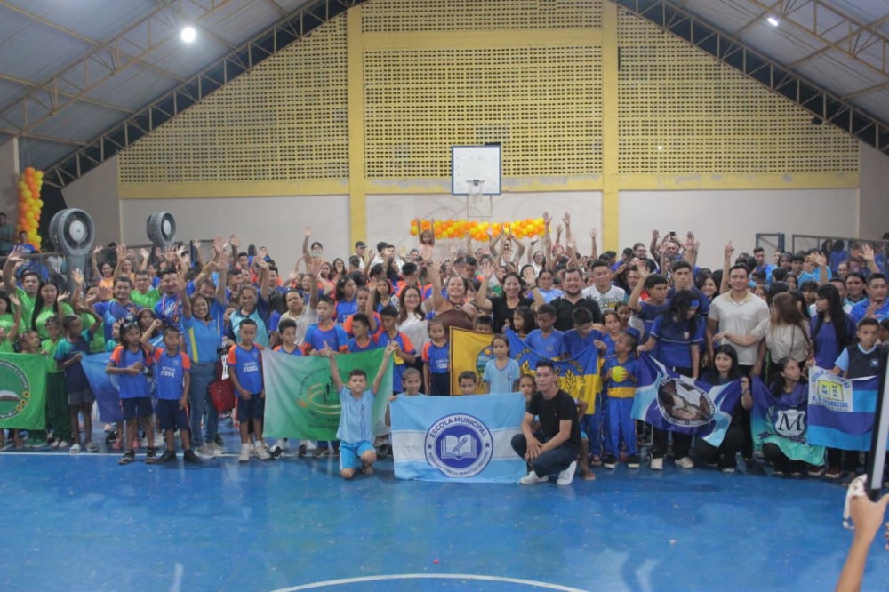 Vanessa Gonçalves participa da abertura do Soletrando 2026 na zona rural de Parintins