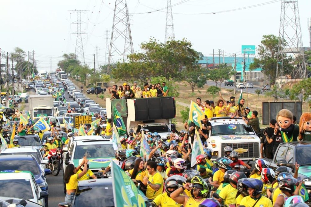 Carreata em apoio a Flávio Bolsonaro e Maria do Carmo percorre ruas de Manaus