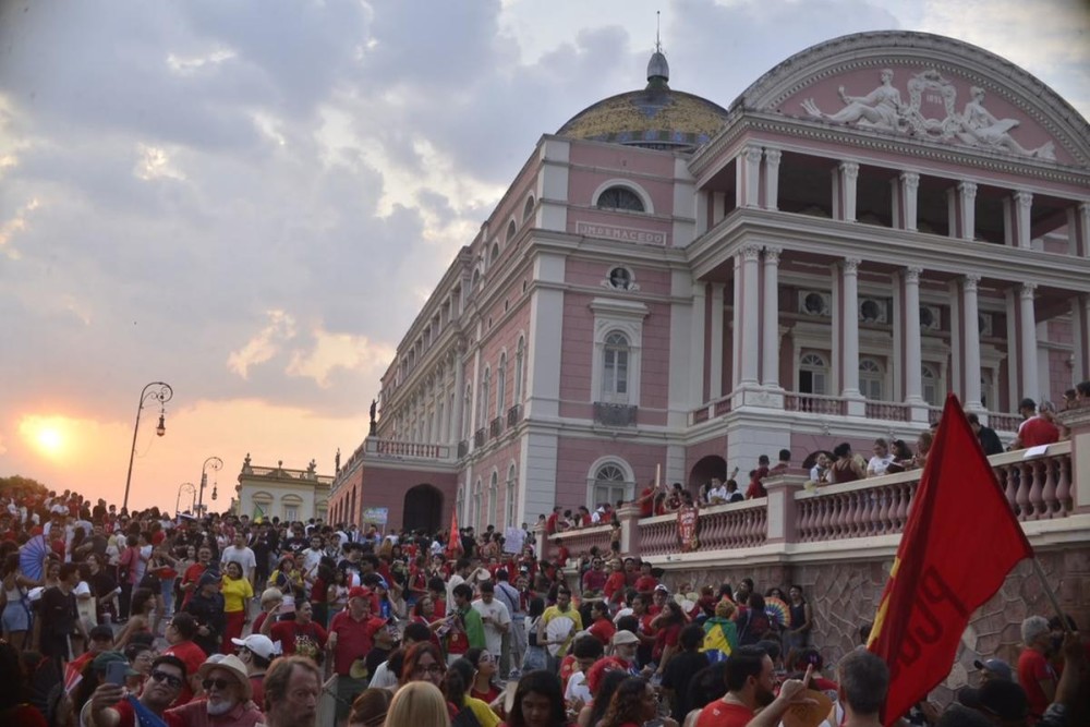 Manifestantes pró-Lula defendem vira-voto no Largo São Sebastião