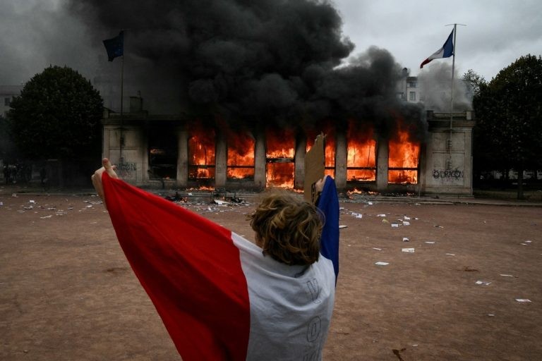 Amazonenses na França relatam clima de tensão e medo após protestos violentos