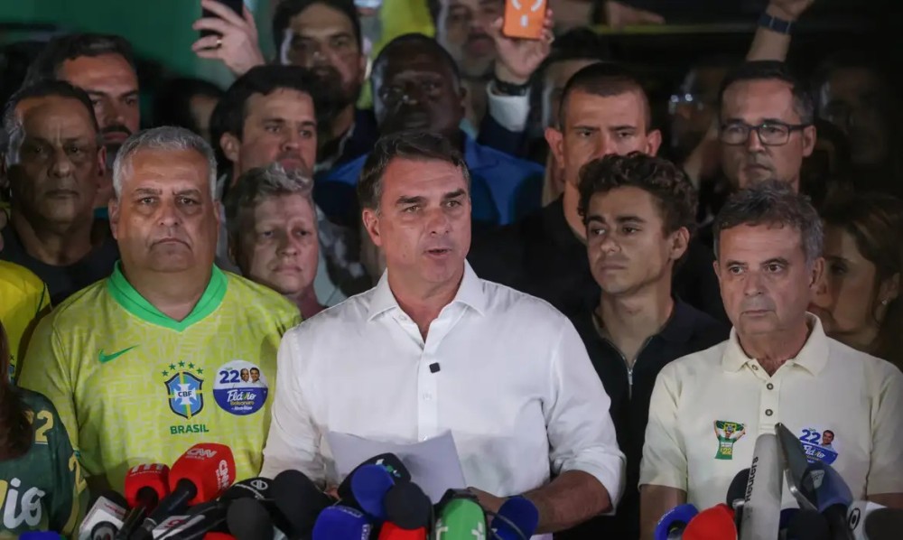 Flávio Bolsonaro não reconhece vitória de Lula e tentará anulação do pleito