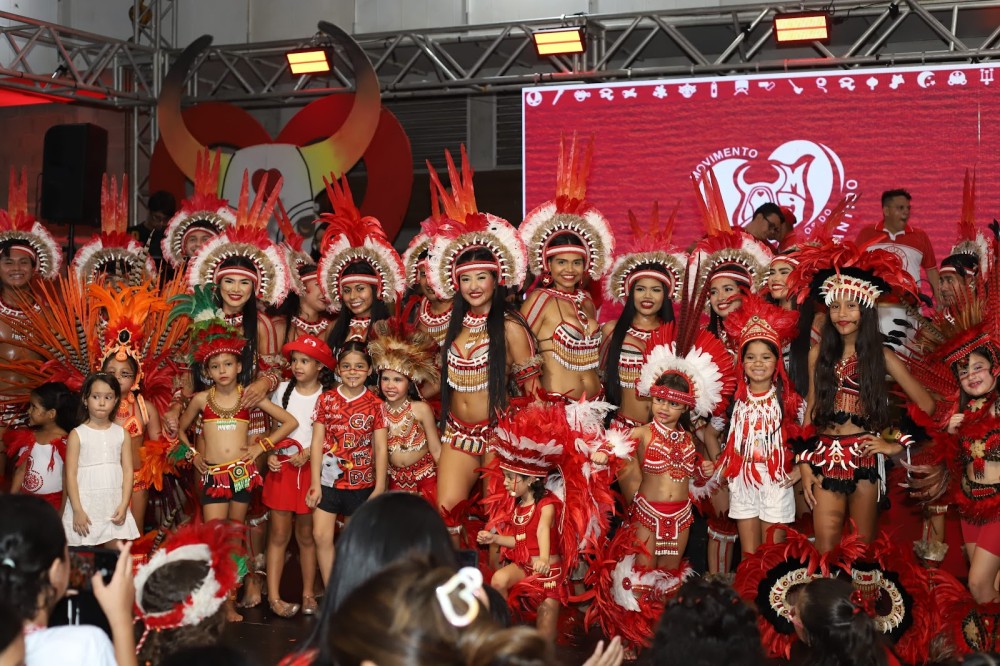 Sinhazinhas, mini-pajés, mini-amos e pequenas cunhãs lotam Curralzinho do Garantido em Manaus