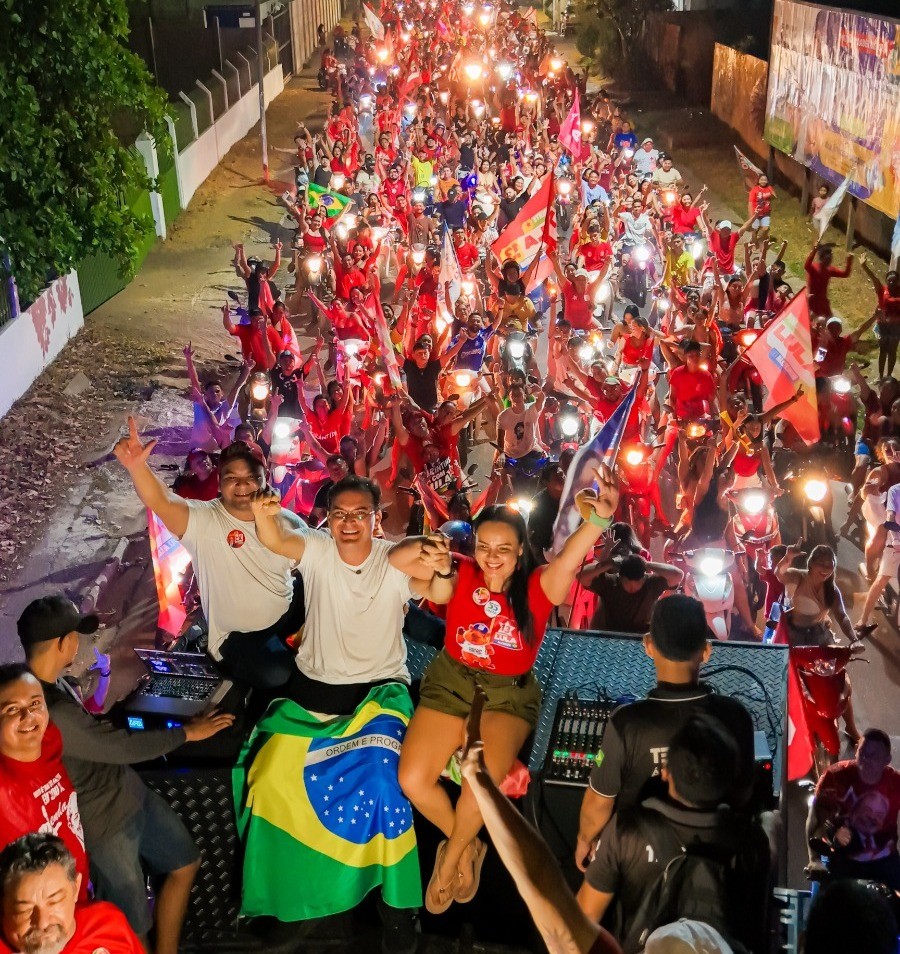 Parintins celebra vitórias de Lula e Omar Aziz com carreata e multidão nas ruas