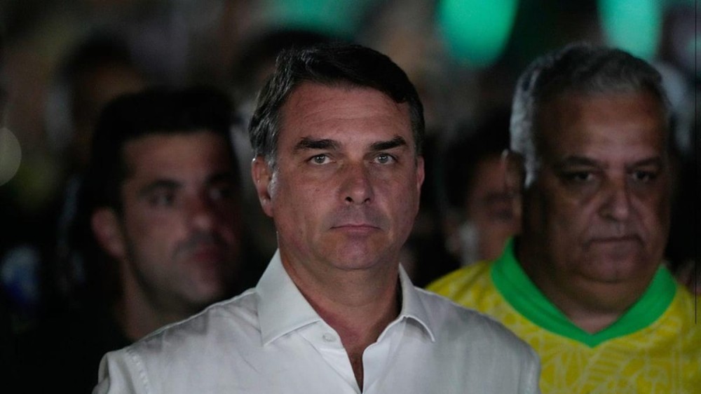 Site argentino noticia possível fuga de Flávio Bolsonaro do Brasil