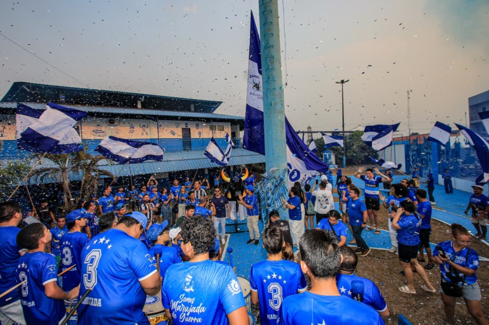 Caprichoso hasteia pavilhão azul e branco e dá início à caminhada pelo bicampeonato