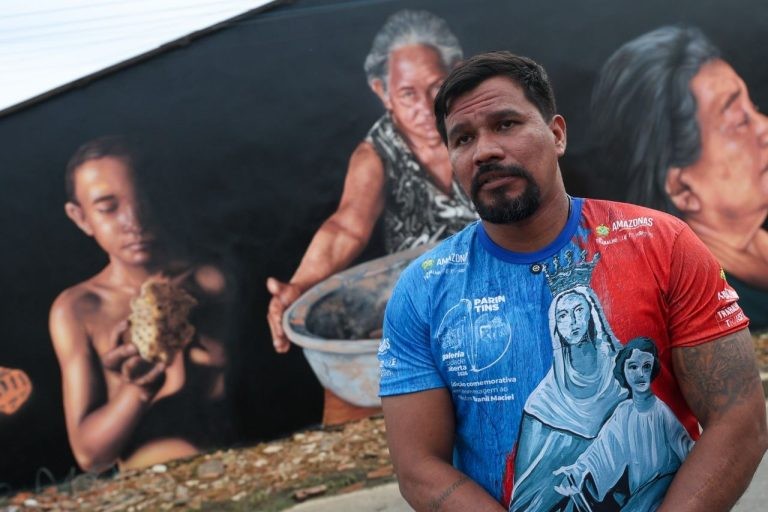 Em-Parintins-artistas-transformam-muros-em-memoria-viva-com-historias-valorizacao-cultural-e-identidade-amazonica_Artista_Andrew_Vian_Foto_Mauro_Neto_Secom-768x512.jpg