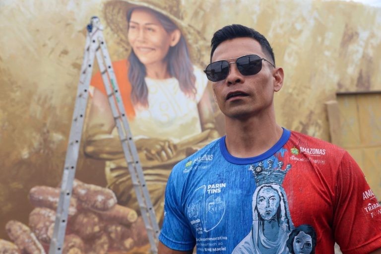 Em-Parintins-artistas-transformam-muros-em-memoria-viva-com-historias-valorizacao-cultural-e-identidade-amazonica_Artista_Pito_Silva_Foto_Mauro_Neto_Secom-768x512.jpg